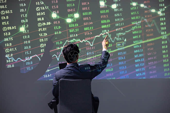 讯 日前，我们从相关渠道获得了现代IONIQ 5 N最新预告图，新车是IONIQ 5的高性能版车型，将搭载双电机四驱动力系统，并会搭载声浪模拟系统，随后将于7月13-16日举行的2023古德伍德速度节期间全球首发。 外观设计方面，现代IONIQ 5 N将会基于IONIQ 5打造，会拥有N系列专属的天蓝色车身涂装，前格栅也能看到“N”标志，以及更多的N系列外观套件，此外还将拥有尺寸更大的高性能轮圈，以及抓地力更强的运动轮胎，同时制动卡钳的尺寸也更大。 动力系统方面，现代IONIQ 5 N搭载双电机